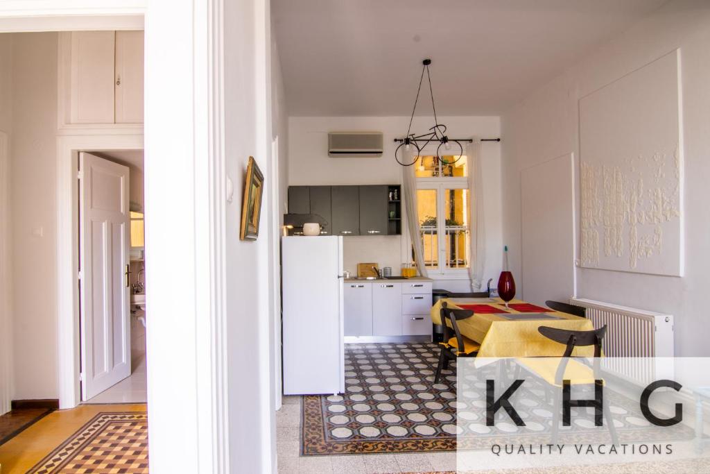 una cucina e un soggiorno con tavolo di Eleni's super central apartments! 5 minutes walking from everything! ad Argostoli