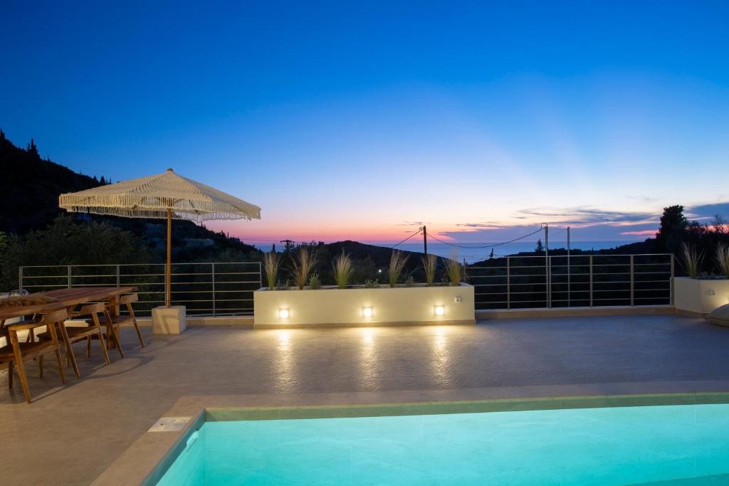 Basen w obiekcie HYADES VILLAS LEFKADA lub w pobliżu
