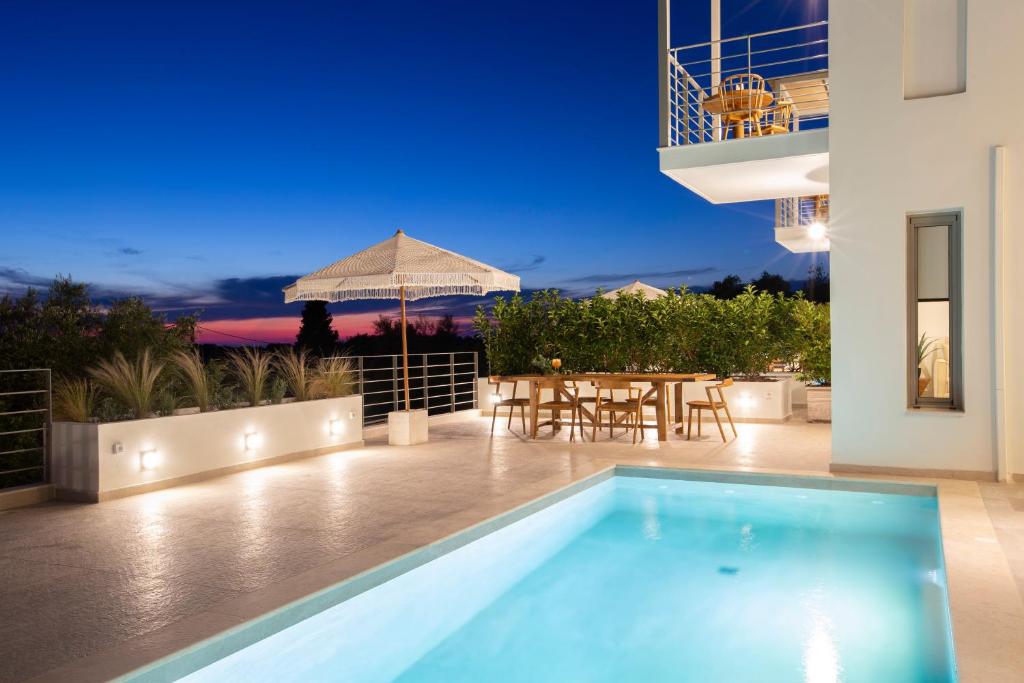 Basen w obiekcie HYADES VILLAS LEFKADA lub w pobliżu