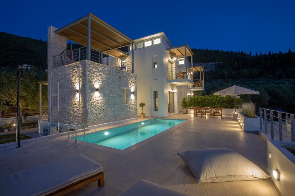 Basen w obiekcie HYADES VILLAS LEFKADA lub w pobliżu