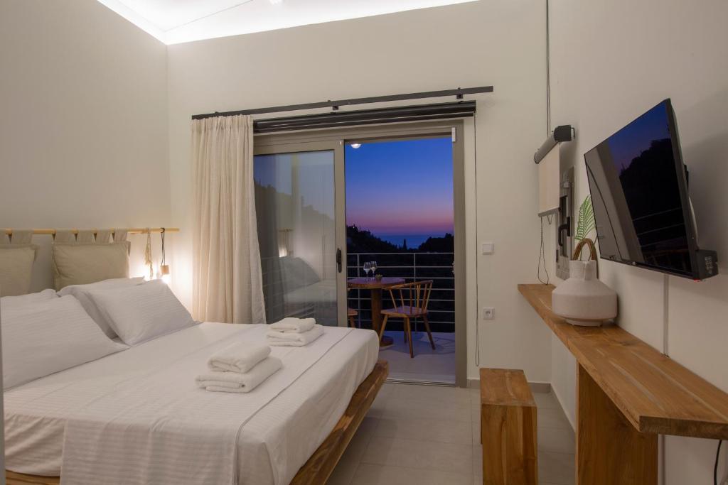 Łóżko lub łóżka w pokoju w obiekcie HYADES VILLAS LEFKADA