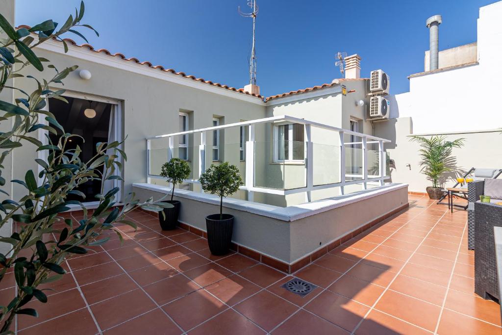 balkon z doniczkami na domu w obiekcie Malaga Center Flat - SoHo Center Apartments w Maladze