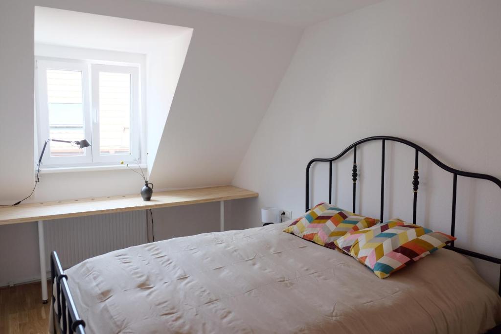 En eller flere senger på et rom på Bright + Cozy Dachgeschoß Maisonette im Zentrum