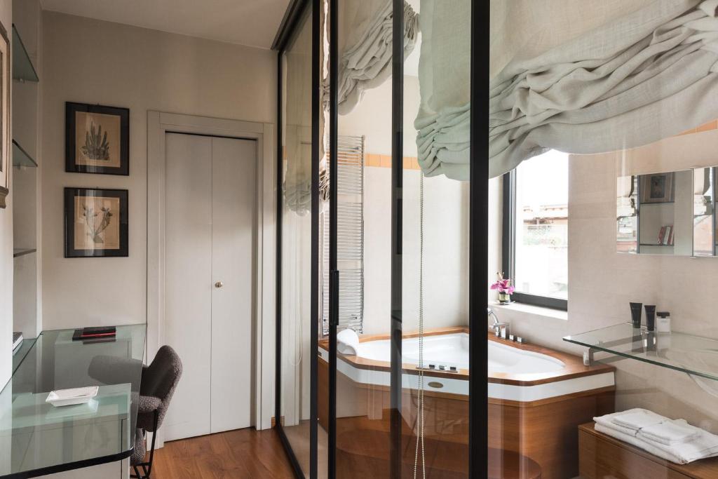 łazienka z wanną i oknem w obiekcie Idyllia - Penthouse in Navona Area w Rzymie