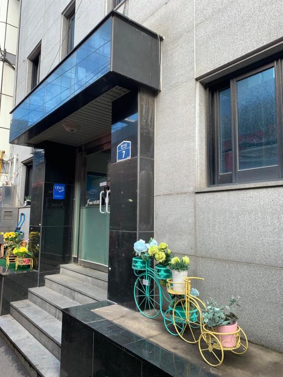 rower zaparkowany przed budynkiem z kwiatami w obiekcie J mini hotel & house w Seulu