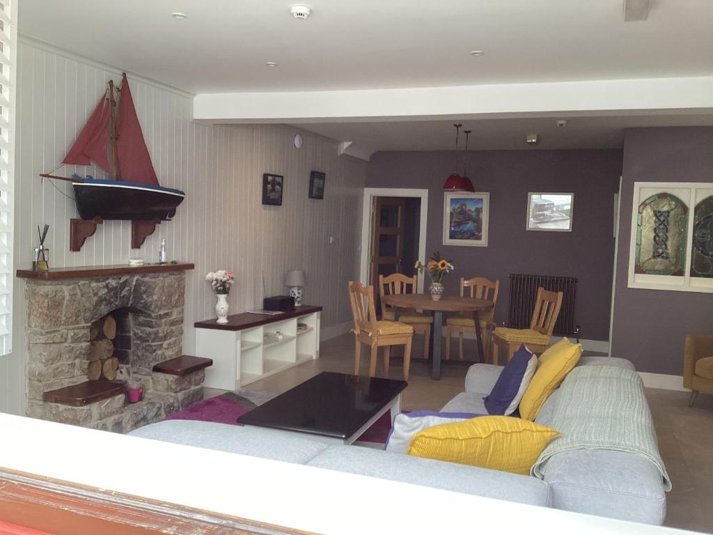 Posezení v ubytování Roundstone Retreats Quayside luxury apt