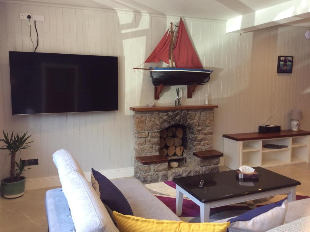 TV a/nebo společenská místnost v ubytování Roundstone Retreats Quayside luxury apt