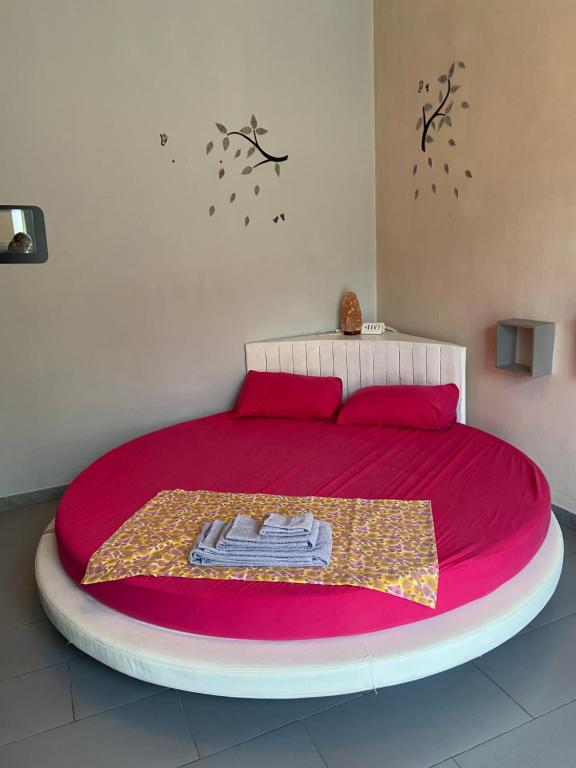 蘭佐托里內塞的住宿－Da Lumi Relax，一间卧室配有一张带红色毯子的大床