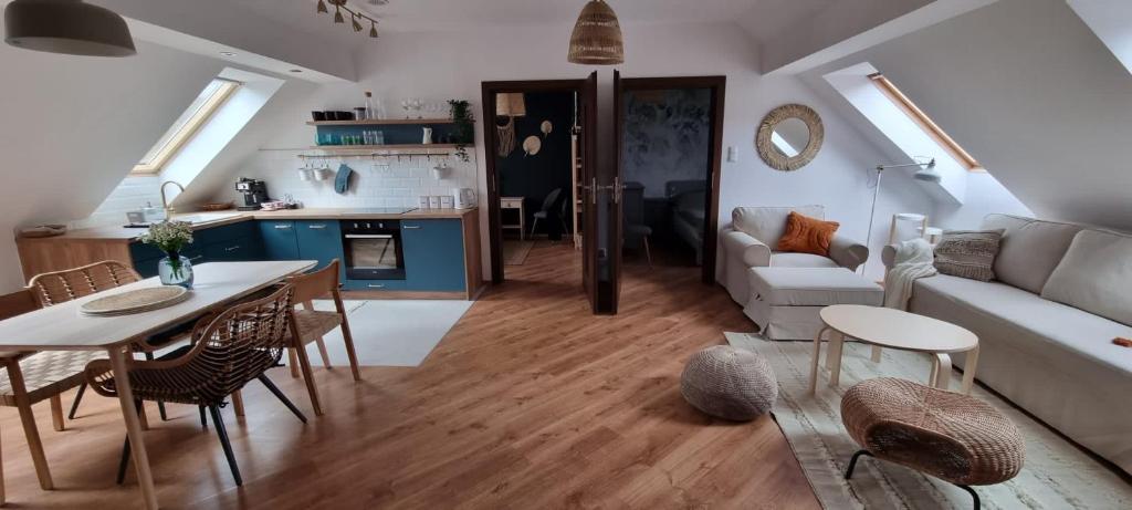 Kuchyňa alebo kuchynka v ubytovaní Apartament w centrum - Nasze poddasze