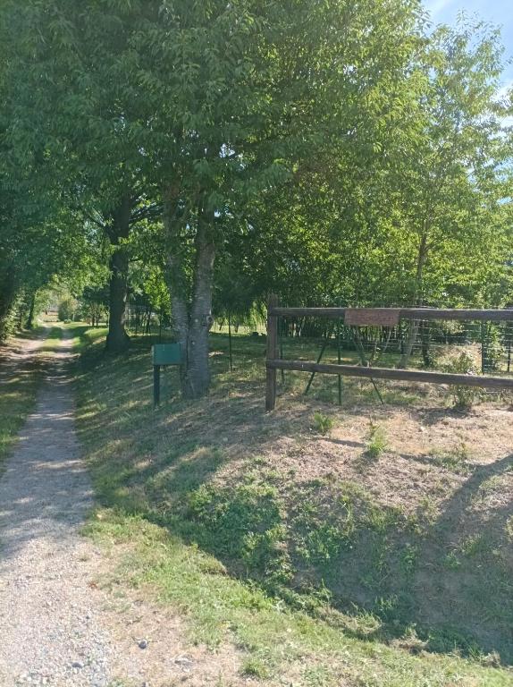Vonkajšia záhrada v ubytovaní Maisonnette en campagne "Le Rocher"