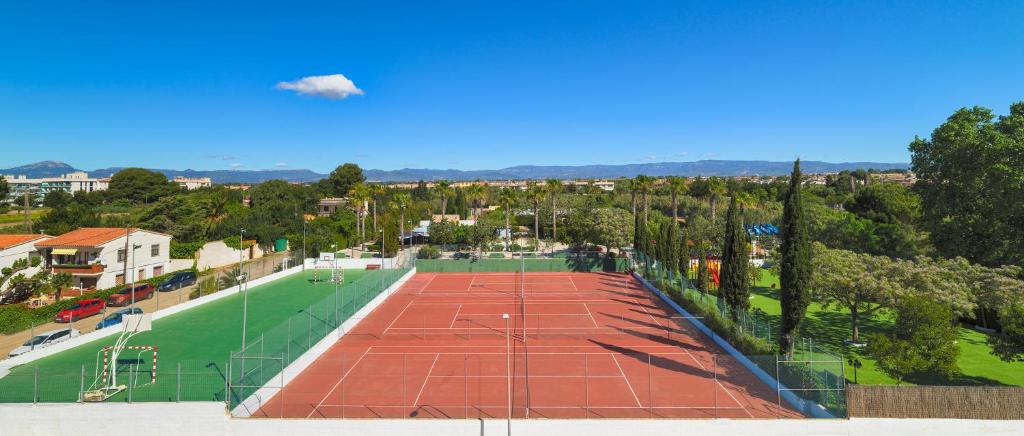 Tenis a/nebo squash v ubytování H10 Cambrils Playa nebo okolí