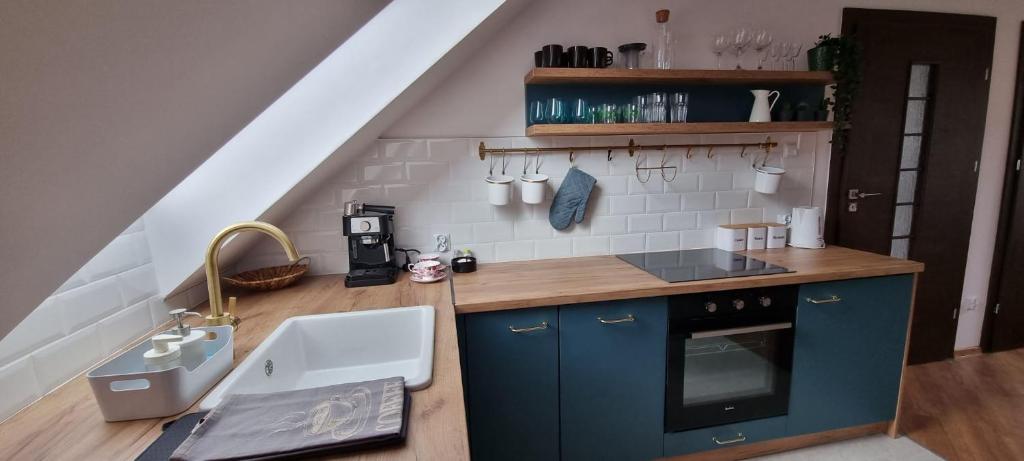 Kuchyňa alebo kuchynka v ubytovaní Apartament w centrum - Nasze poddasze