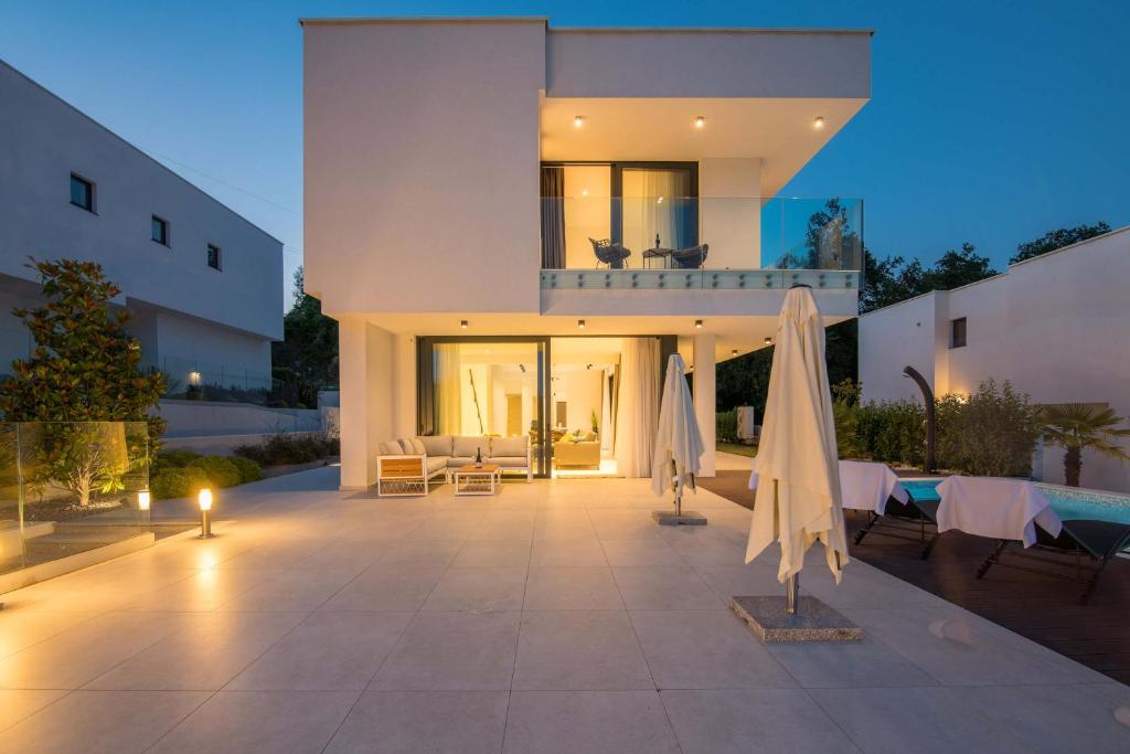 dom z patio z dwoma parasolami w obiekcie 270 Panorama Kvarner w mieście Opatija