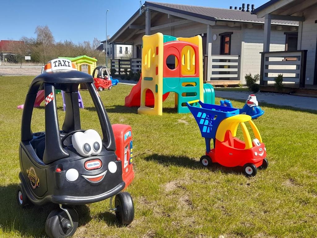 una zona de juegos para niños con juguetes en la hierba en Niezapominajka Ustka, en Ustka