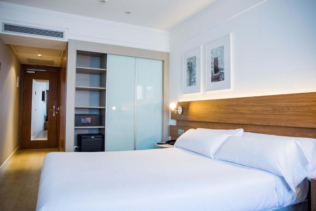 Postel nebo postele na pokoji v ubytování Hotel Gelmírez