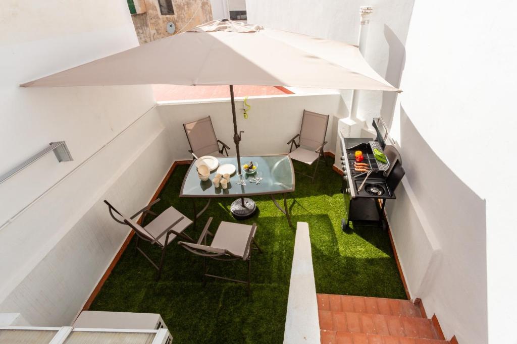 una vista aérea de una mesa y sillas con sombrilla en Casa Los Geranios, en Cullera