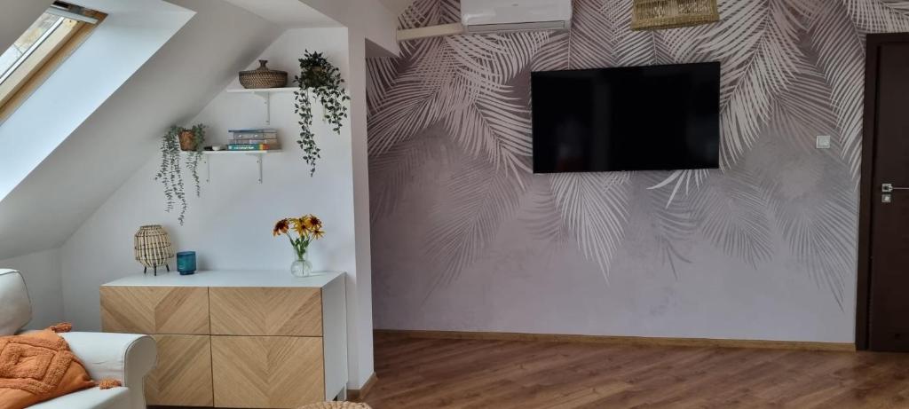 Televízia a/alebo spoločenská miestnosť v ubytovaní Apartament w centrum - Nasze poddasze