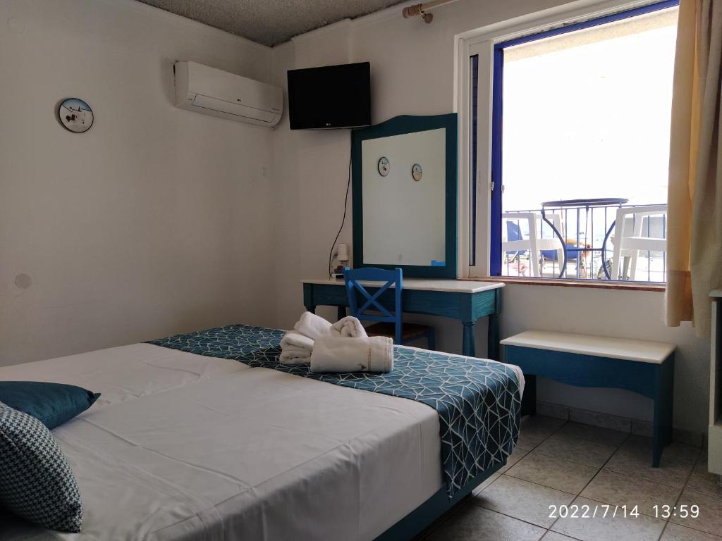 Postel nebo postele na pokoji v ubytování Knossos Hotel