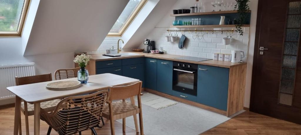 Kuchyňa alebo kuchynka v ubytovaní Apartament w centrum - Nasze poddasze