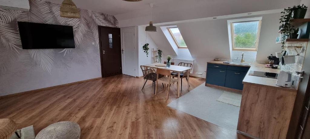 Kuchyňa alebo kuchynka v ubytovaní Apartament w centrum - Nasze poddasze