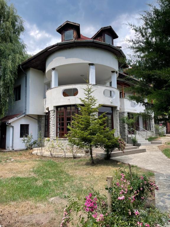 Une grande maison blanche avec un dôme en haut dans l'établissement Casa Silvia, à Eşelniţa