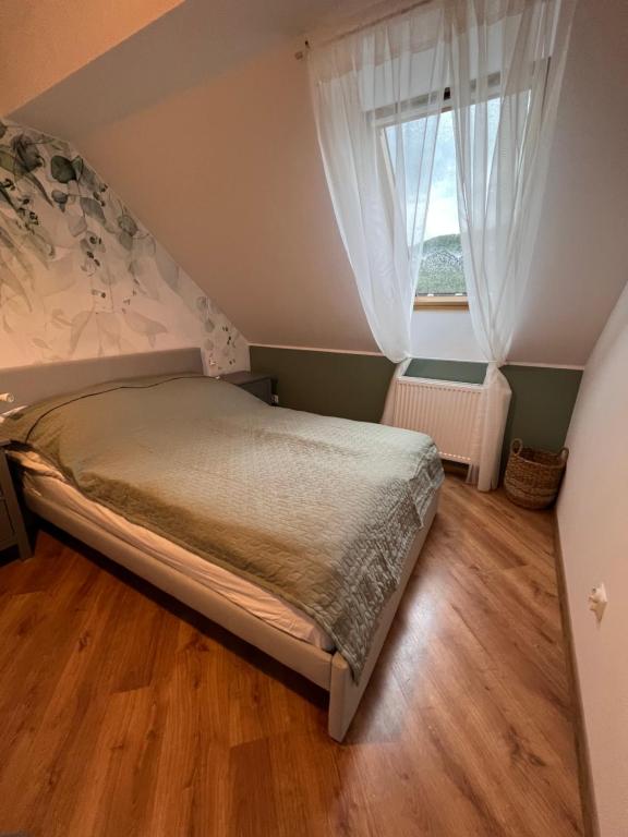 Posteľ alebo postele v izbe v ubytovaní Apartament w centrum - Nasze poddasze
