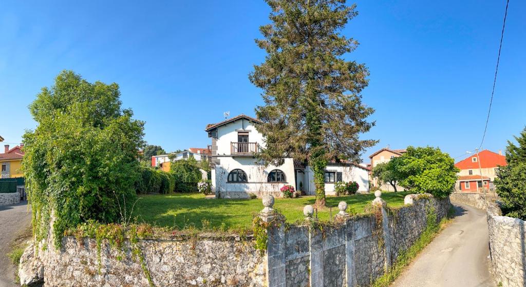 波德利亞內斯的住宿－Casa Rural Villa Luisa，白色的房子,有栅栏和树
