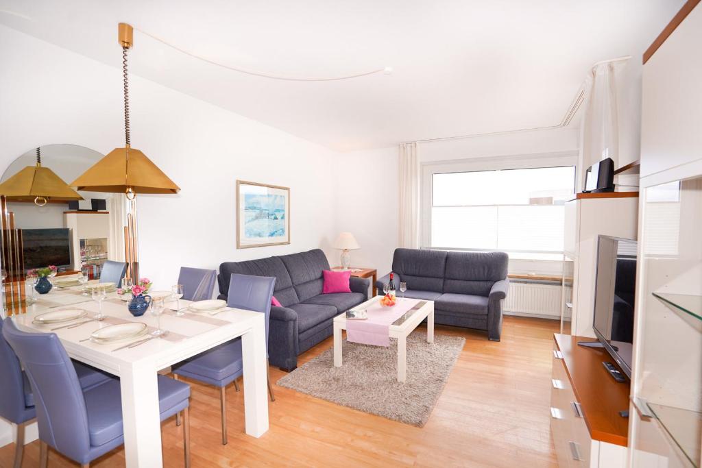 ein Wohnzimmer mit einem Sofa und einem Tisch in der Unterkunft Hanseat I Whg 72 in Grömitz