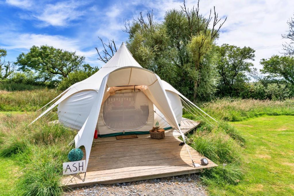 イフラクームにあるFinest Retreats - Ash Lotus Belle Tentのテント(野原の木製デッキ付)