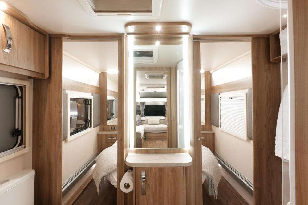 une petite chambre avec un miroir et une chambre dans l'établissement Pinetum Gardens Retreats, à St Austell