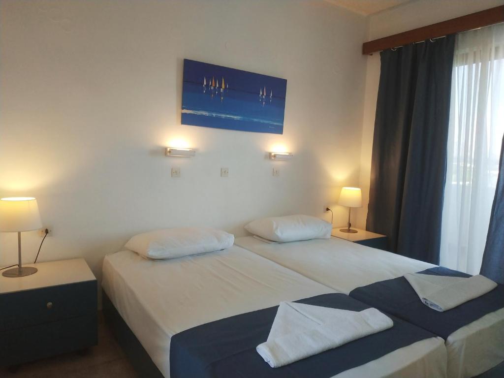 Postel nebo postele na pokoji v ubytování Hotel Narkissos