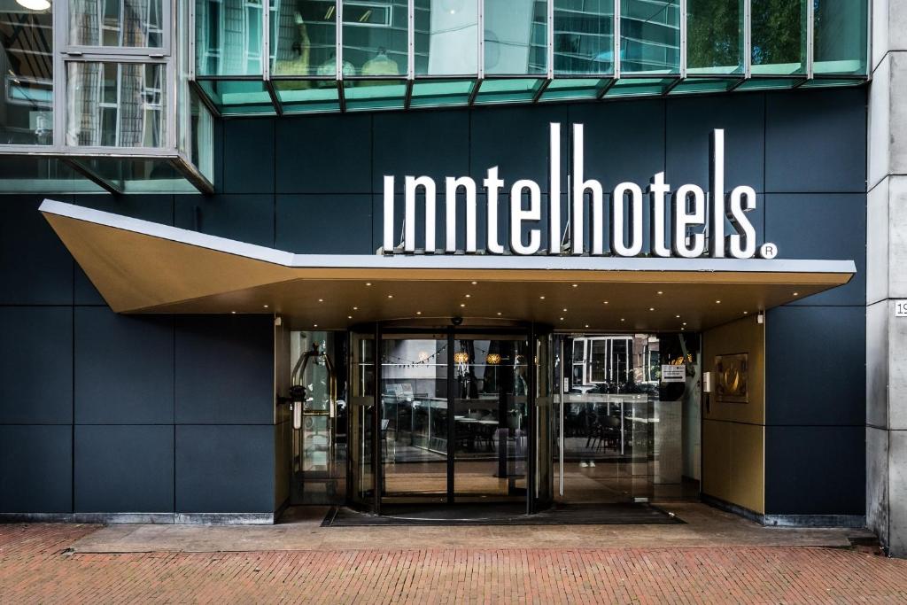 アムステルダムにあるインテル ホテルズ アムステルダム センターの看板の建物正面