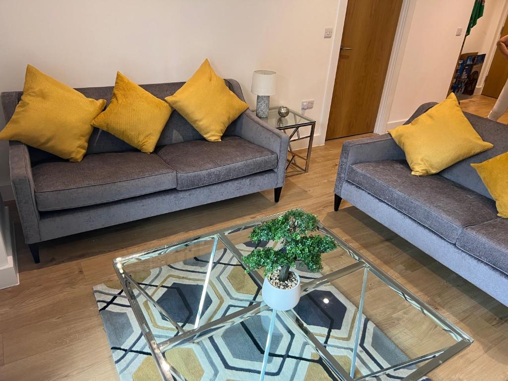 a living room with two couches and a glass table at Lovely 2 Bed apartment in Leeds centre (Netflix) in Leeds