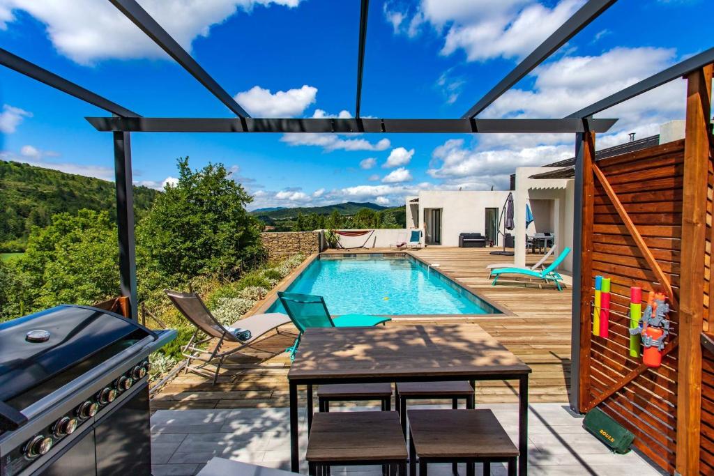 Bazén v ubytovaní Villa Blanche, Contemporary, Cathars, Couiza, Carcassonne alebo v jeho blízkosti