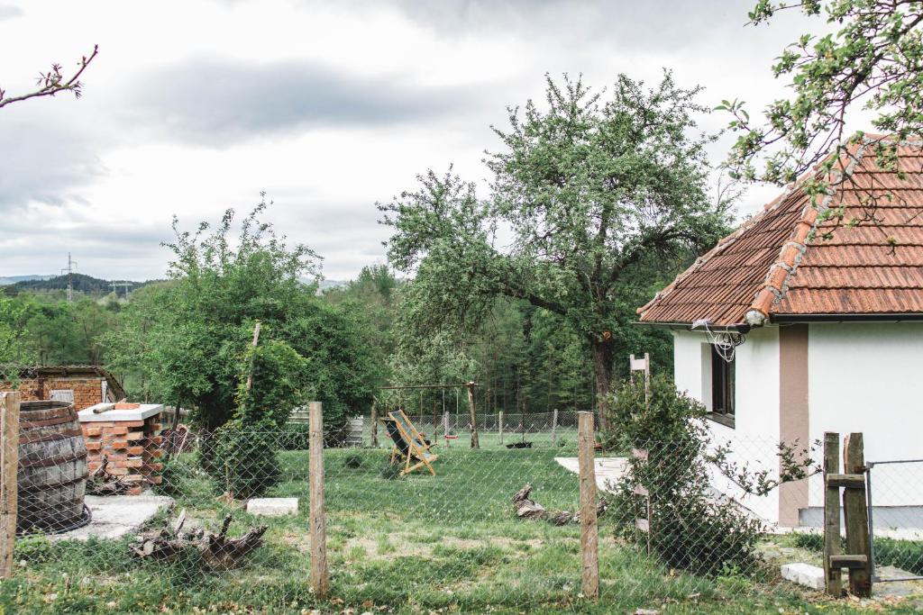 un patio con una casa y una valla en JELA Countryside House, en Kosjeric