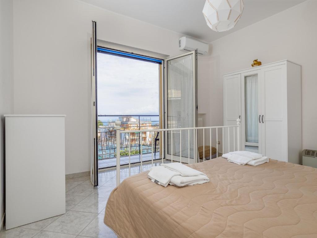 sypialnia z łóżkiem i dużym oknem w obiekcie YourHome - Corso Italia Apt in Sorrento w Sorrento