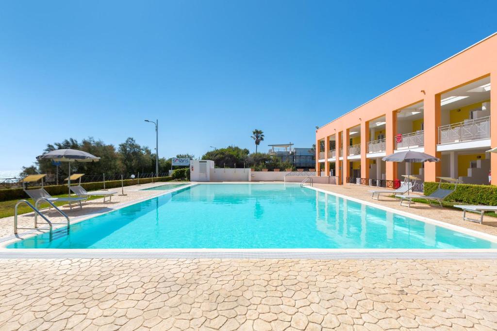 Bazén v ubytování Residence Solaris nebo v jeho okolí