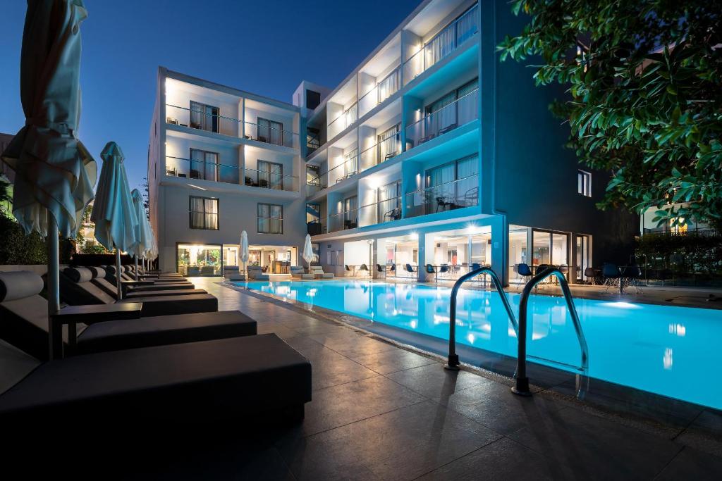 Πισίνα στο ή κοντά στο Oktober Downtown Boutique Hotel