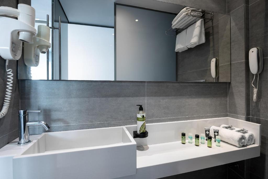 Ένα μπάνιο στο Oktober Downtown Boutique Hotel