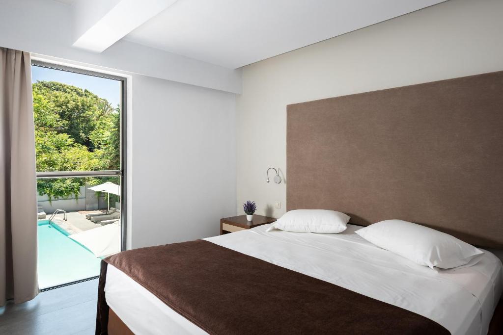 Ένα ή περισσότερα κρεβάτια σε δωμάτιο στο Oktober Downtown Boutique Hotel