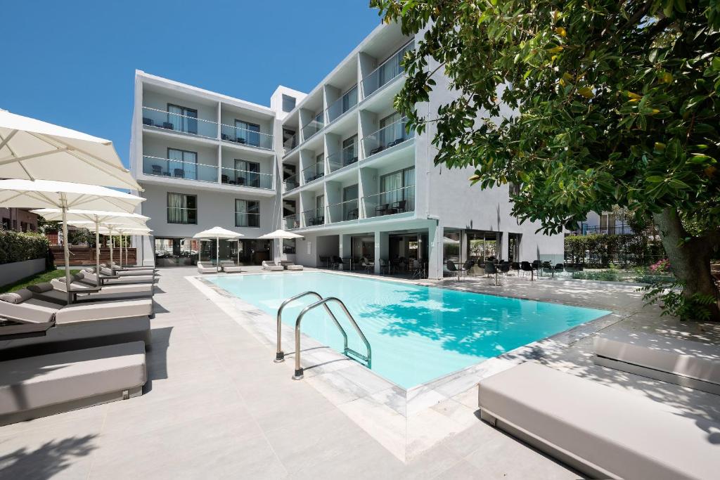 uma imagem de uma piscina em frente a um edifício em Oktober Downtown Boutique Hotel in Ilha de Rhodes