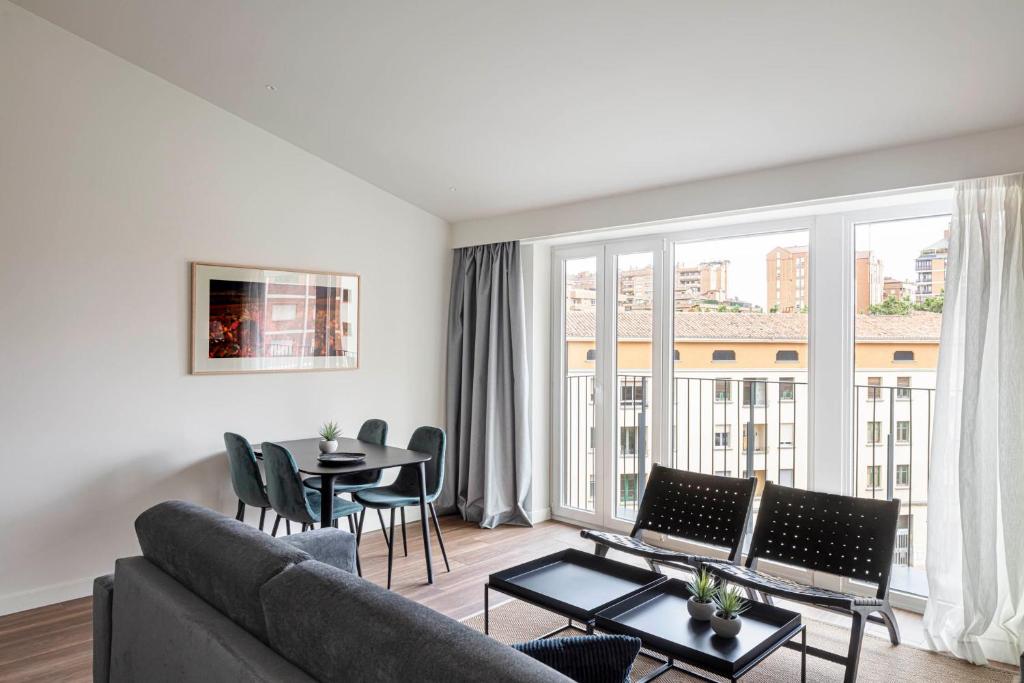 sala de estar con sofá y mesa en Invino Apartments, en Logroño