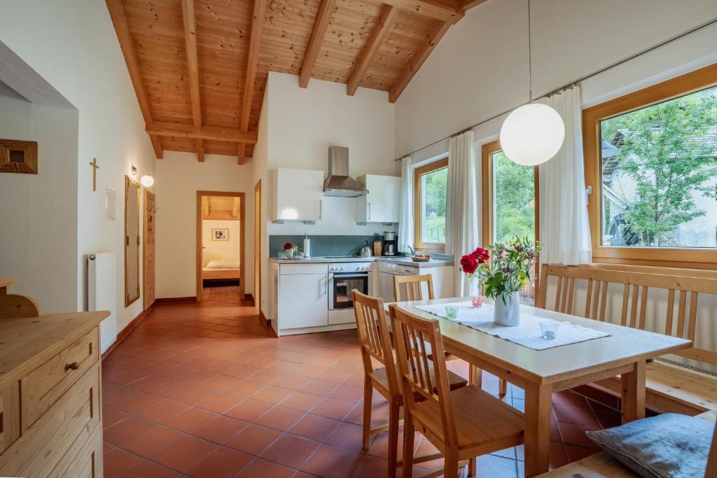 een keuken en eetkamer met een tafel en stoelen bij Apartment Mitterdorfer in Abfaltersbach