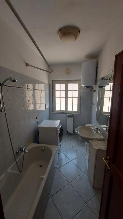 łazienka z 2 umywalkami oraz wanną i wanną w obiekcie Casa Ariel w mieście Casa Leonardi