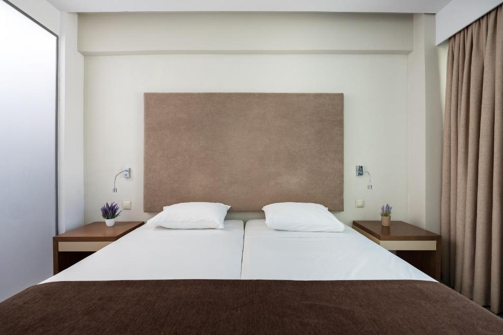 Ένα ή περισσότερα κρεβάτια σε δωμάτιο στο Oktober Downtown Boutique Hotel