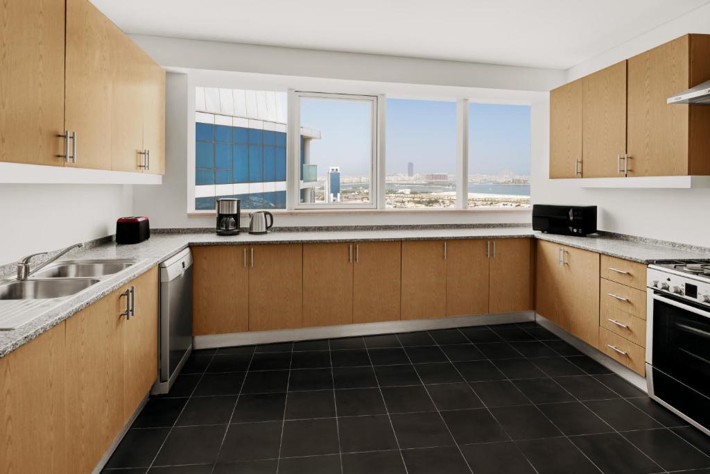 Kuchyň nebo kuchyňský kout v ubytování Adagio Premium Dubai Al Barsha