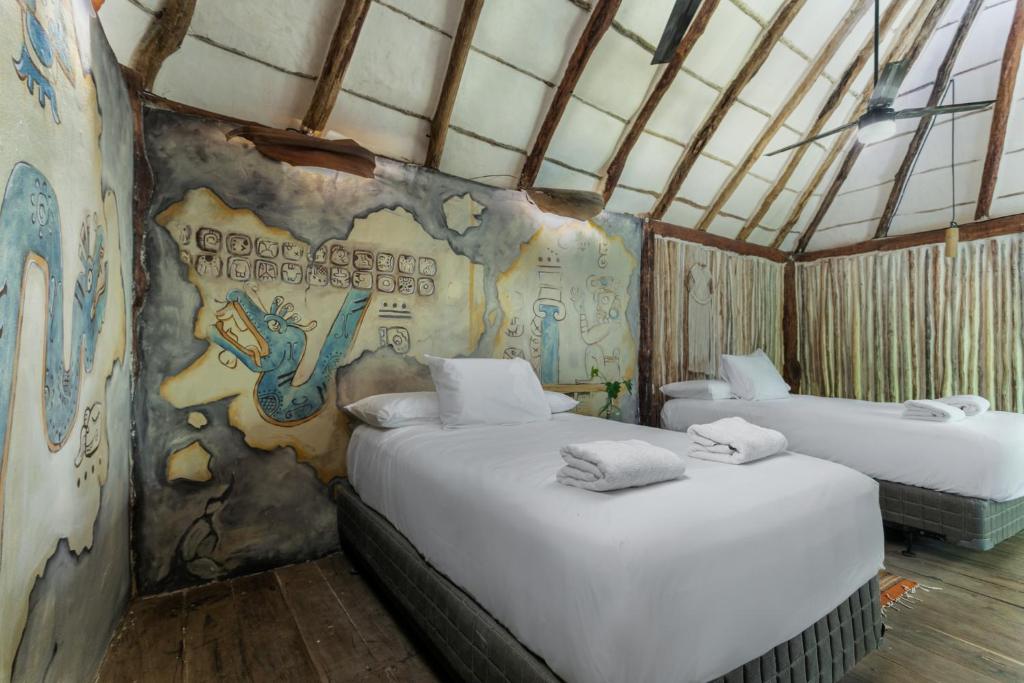 Letto o letti in una camera di Hidden Treehouse Tulum Eco-Hotel