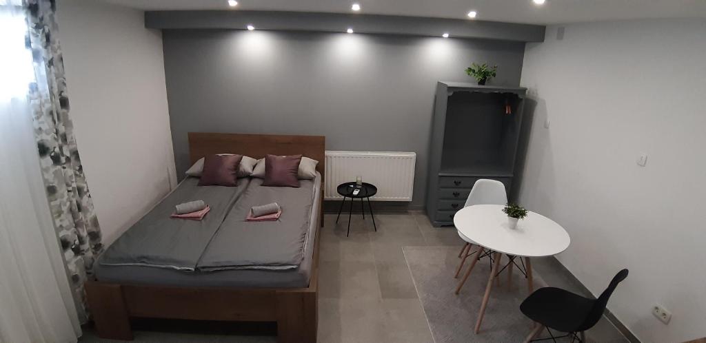 Kleines Zimmer mit einem Bett und einem Tisch in der Unterkunft Apartments Jack in Bihać