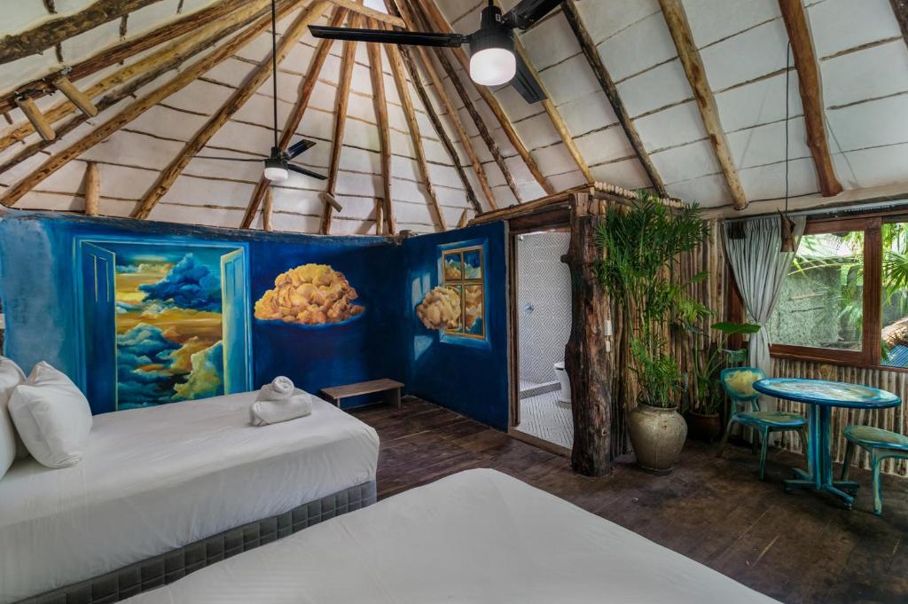Letto o letti in una camera di Hidden Treehouse Tulum Eco-Hotel