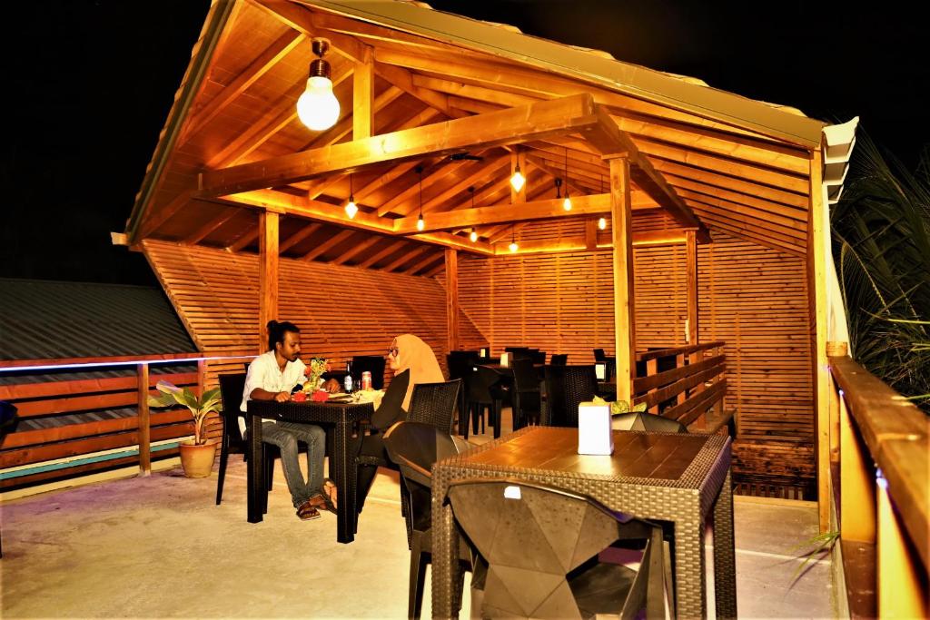 Restaurace v ubytování Dhigurah Beach Inn